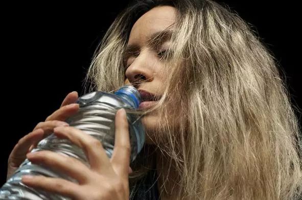 喝水补硒会过量吗女性(喝水过量补女性硒会怎么样)-硒宝网