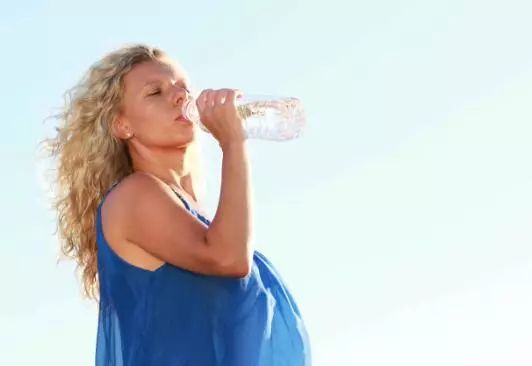 喝水补硒会过量吗女性(喝水过量补女性硒会怎么样)-硒宝网