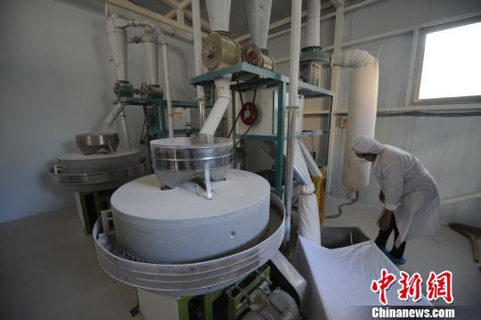 富硒面粉黑色（面粉黑色富硒能吃吗）-硒宝网