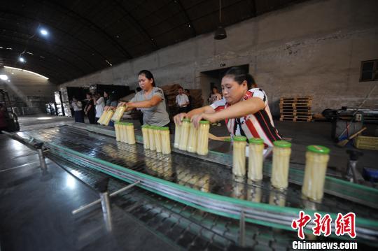 富硒面粉黑色（面粉黑色富硒能吃吗）-硒宝网