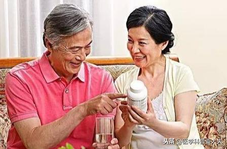 中老年吃哪种钙片补钙效果好(老年人补钙片)-硒宝网