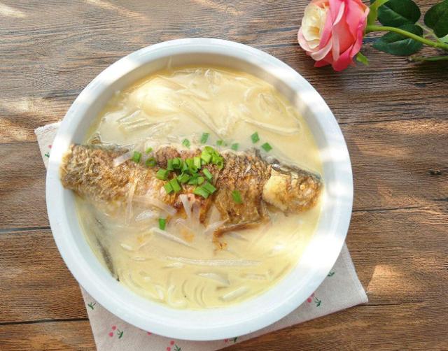 鲫鱼汤补钙吗(鲫鱼汤补钙还是骨头汤补钙)-硒宝网