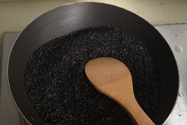 吃黑芝麻能补钙吗（黑芝麻能补充钙吗）-硒宝网