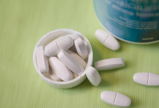 2岁宝宝吃什么钙片补钙效果好（宝宝吃钙片好吗）-硒宝网