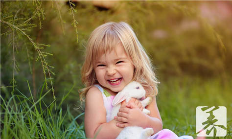 四岁宝宝吃什么钙片补钙效果好（宝宝吃钙片还是钙剂吸收好）-硒宝网