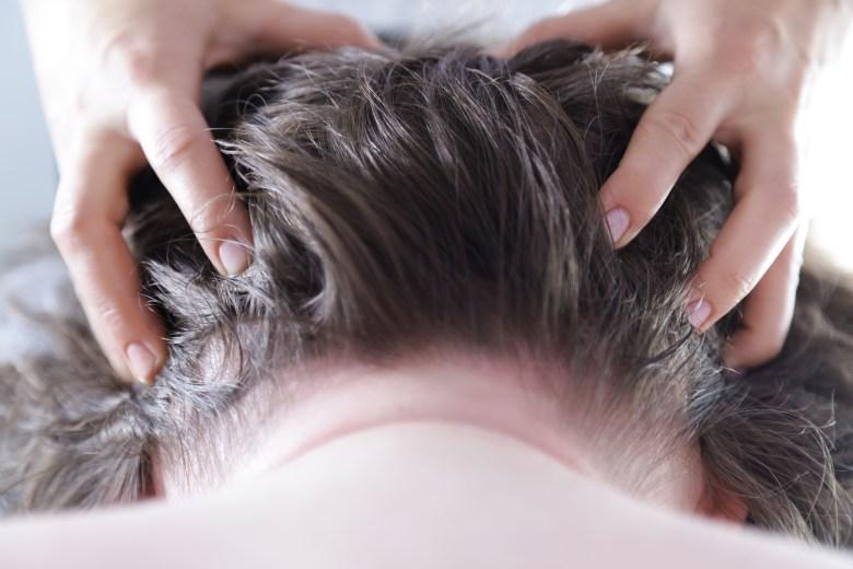 白头发是缺少什么微量元素（白头发和缺少微量元素有关系吗）-硒宝网