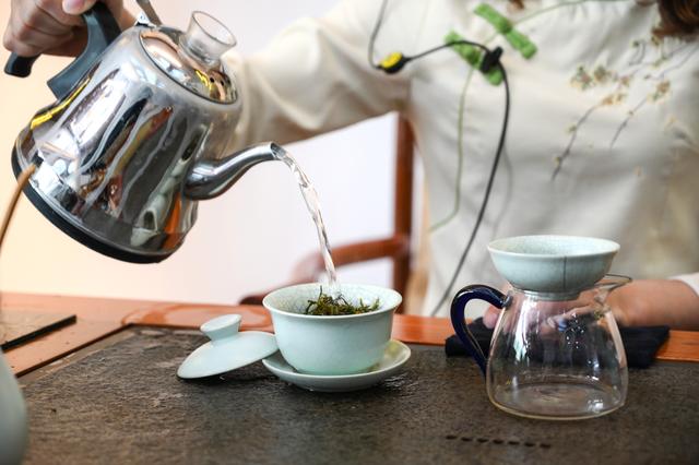 采摘恩施富硒茶（湖北恩施富硒茶多少钱一斤）-硒宝网