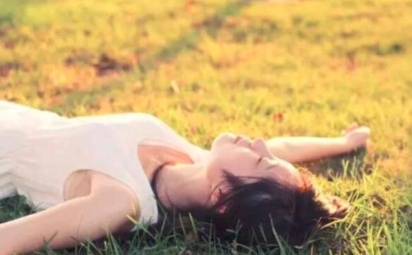 晒太阳补钙的最佳时间(晒补钙太阳最佳时间是多久)-硒宝网