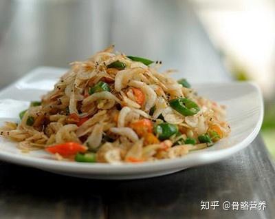 老年人腿抽筋吃什么钙片补钙最好(老年人腿抽筋补钙)-硒宝网