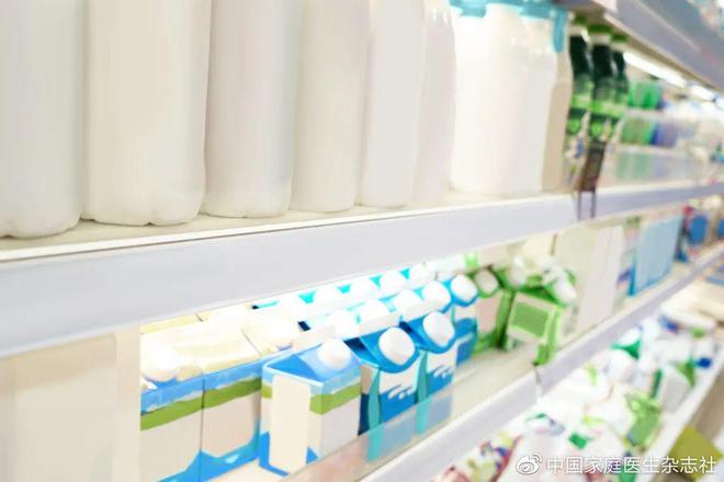 鲜奶与奶粉哪个更补钙（奶粉补钙好还是鲜奶补钙吸收好）-硒宝网