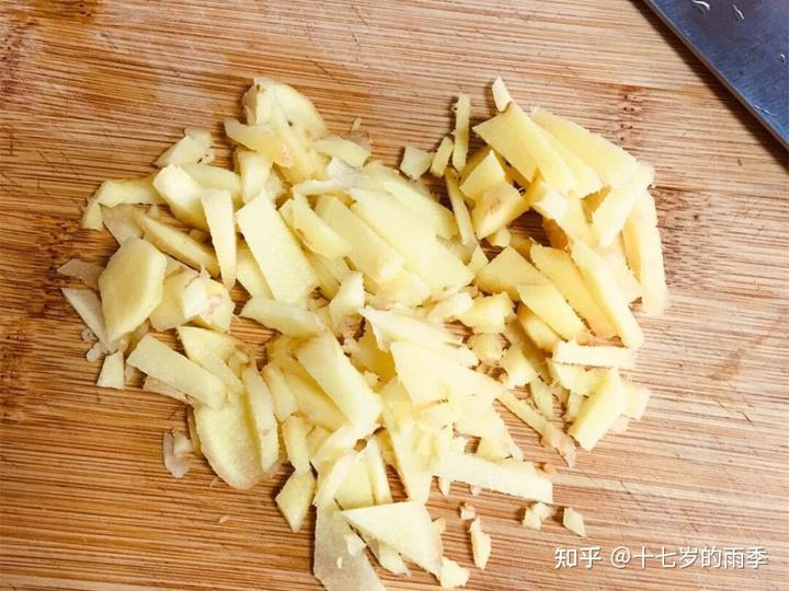 头屑多可以补硒吗女（补硒对头发有什么作用）-硒宝网