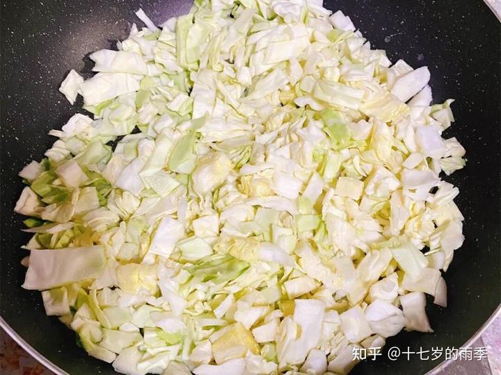 头屑多可以补硒吗女（补硒对头发有什么作用）-硒宝网