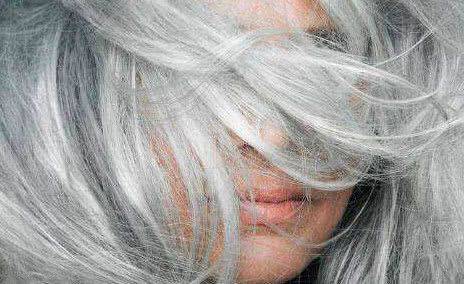 头发白缺什么微量元素（缺微量头发元素白发会多吗）-硒宝网