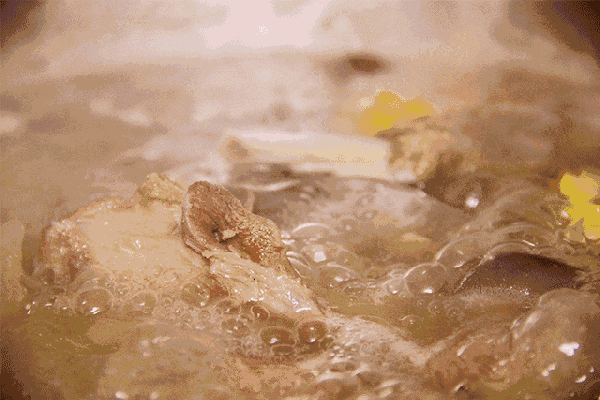 骨头汤补钙吗（鲫鱼汤补钙还是骨头汤补钙）-硒宝网