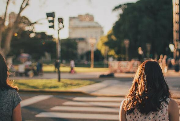 穿着衣服晒太阳能补钙吗(补钙晒太阳穿什么颜色衣服好)-硒宝网