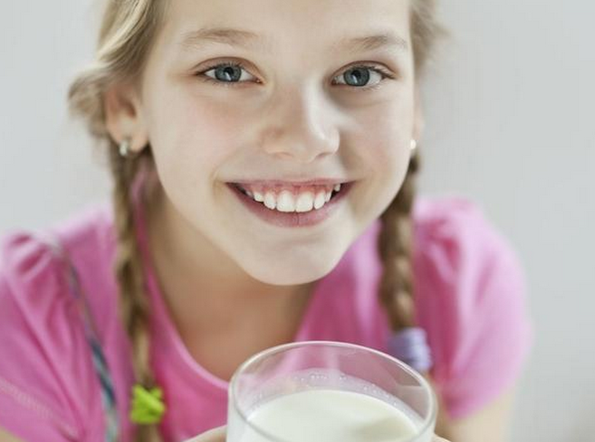 喝牛奶补钙(喝牛奶补钙好还是吃钙片好)-硒宝网