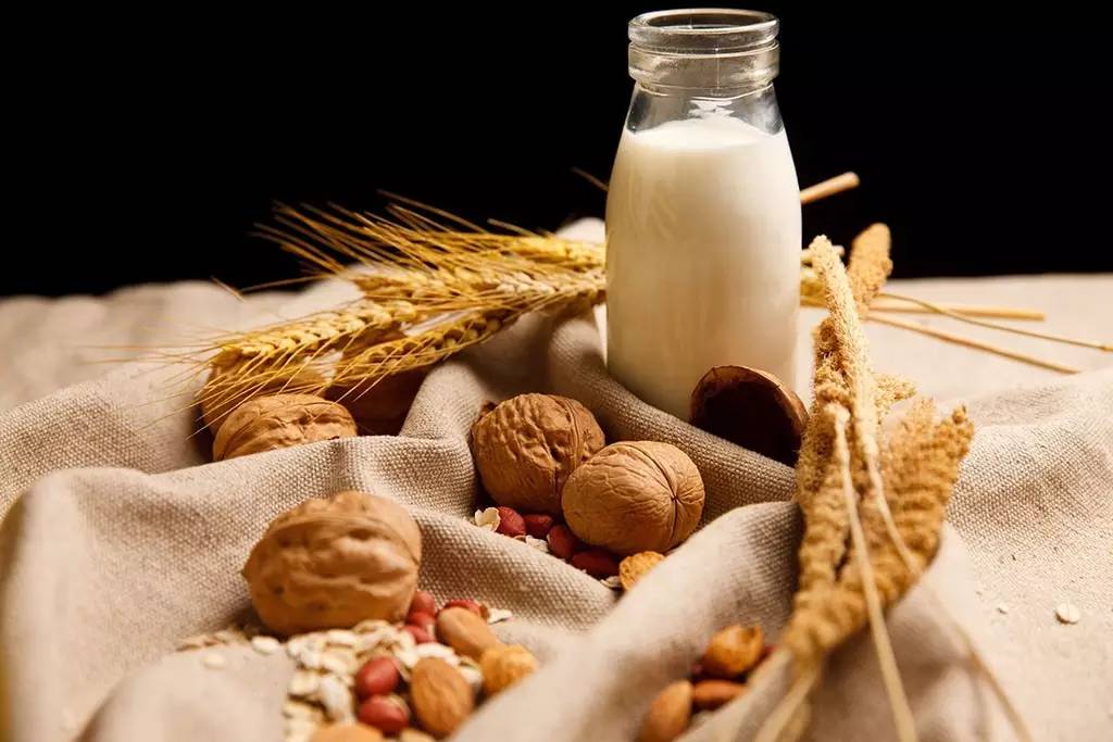 喝酸奶能补钙吗（酸奶可以和补钙的一起喝吗）-硒宝网