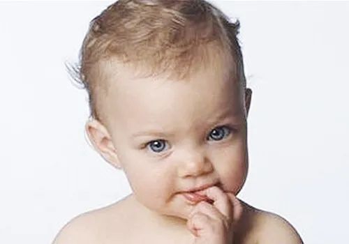 小孩咬指甲是缺什么微量元素(小孩啃指甲缺微量元素)-硒宝网