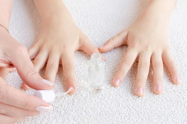 小孩咬指甲是缺什么微量元素(小孩啃指甲缺微量元素)-硒宝网