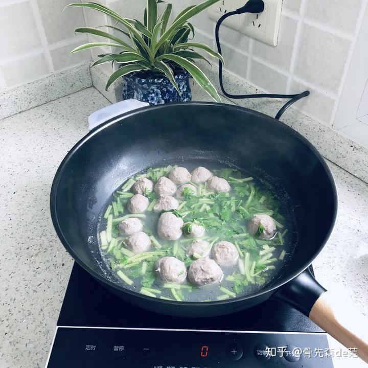 用铁锅炒菜能补铁吗(用铸铁锅炒菜好吗)-硒宝网