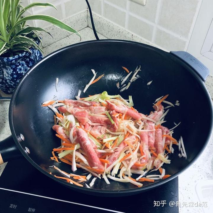 用铁锅炒菜能补铁吗(用铸铁锅炒菜好吗)-硒宝网