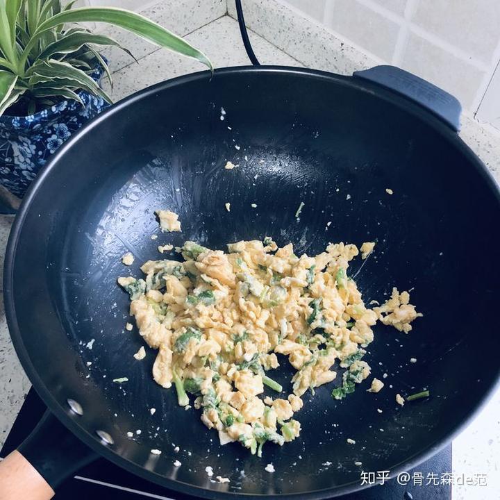 用铁锅炒菜能补铁吗(用铸铁锅炒菜好吗)-硒宝网