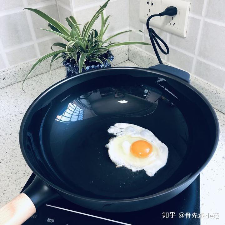 用铁锅炒菜能补铁吗(用铸铁锅炒菜好吗)-硒宝网