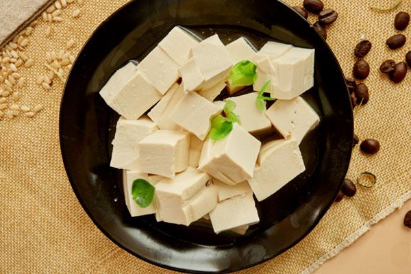 每天补钙不能超过多少（每天能补钙超过多少克）-硒宝网