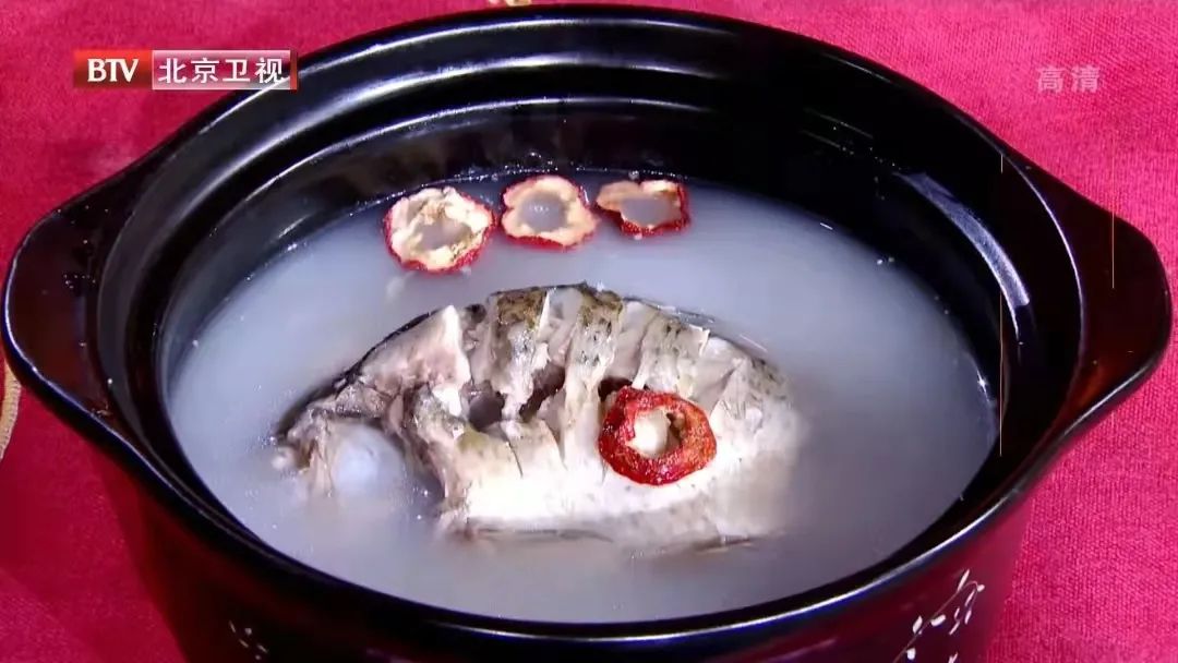 鲫鱼汤能补钙吗(鲫鱼汤补钙还是骨头汤补钙)-硒宝网