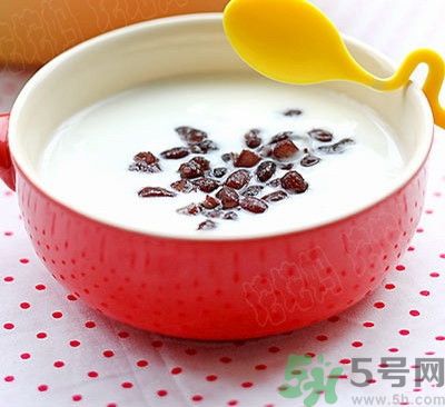 酸奶与牛奶哪个补钙效果好(酸奶牛奶补钙哪个好)-硒宝网