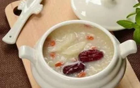 甲亢每天补多少硒的(甲亢患者补硒一天吃多少)-硒宝网