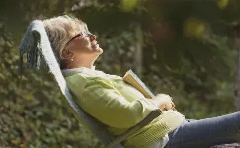 为什么晒太阳能补钙（晒太阳补钙直接晒皮肤吗）-硒宝网