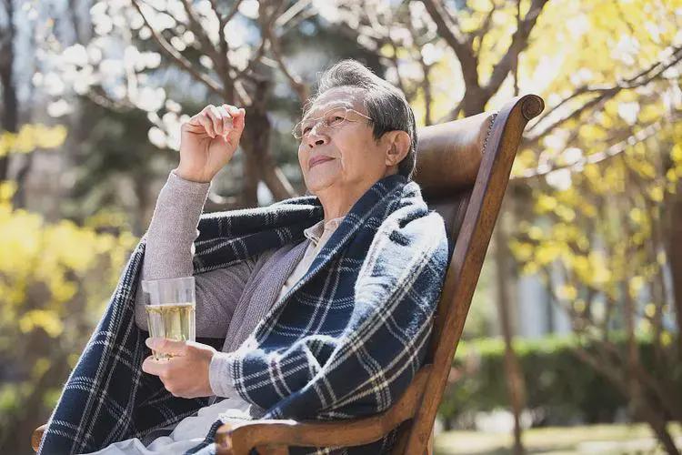 为什么晒太阳能补钙（晒太阳补钙直接晒皮肤吗）-硒宝网