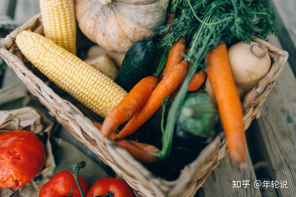 头发白缺什么微量元素（缺微量头发元素白发怎么办）-硒宝网