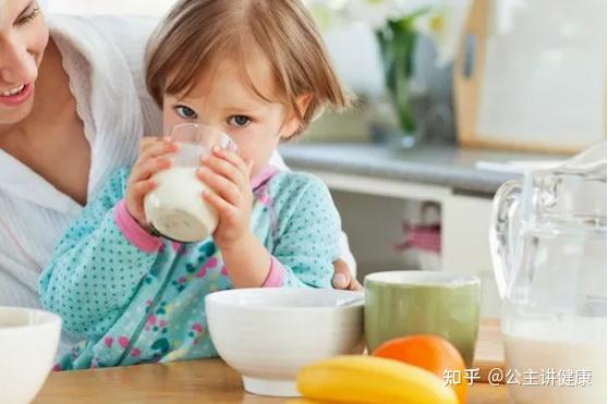 钙片和牛奶哪个补钙好（牛奶补钙钙片好还是钙片）-硒宝网