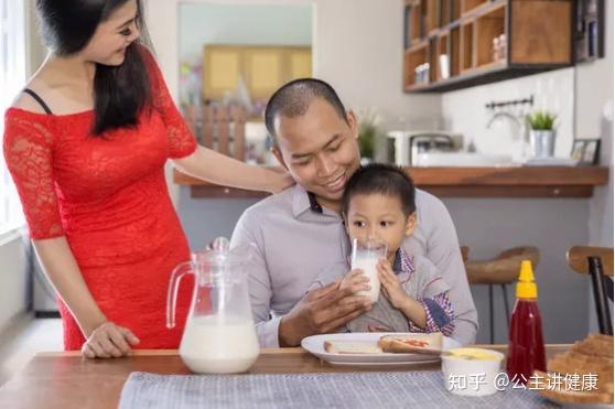 钙片和牛奶哪个补钙好（牛奶补钙钙片好还是钙片）-硒宝网