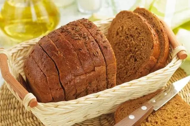 老年女性补钙吃什么钙片好（老年妇女吃钙片好吗）-硒宝网