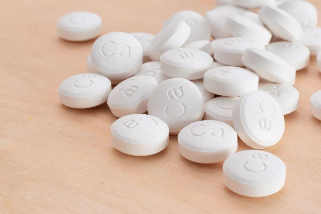 老年女性补钙吃什么钙片好（补钙老年女性吃钙片好吗）-硒宝网