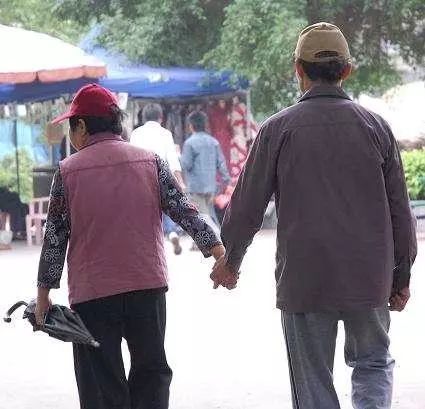 50岁左右补钙吃哪种好（优先补钙片）-硒宝网