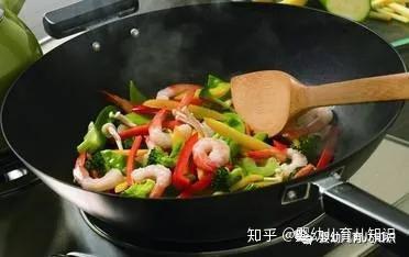 补铁吃什么（吃补铁的药大便是黑色的正常吗）-硒宝网