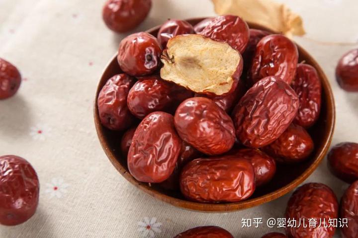 补铁吃什么（吃补铁的药大便是黑色的正常吗）-硒宝网