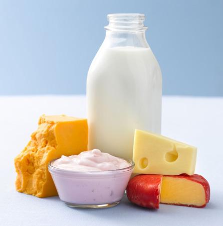 补钙喝酸奶好还是纯牛奶好（酸奶喝牛奶哪个补钙）-硒宝网