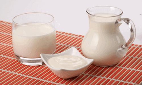 补钙喝酸奶好还是纯牛奶好（酸奶喝牛奶哪个补钙）-硒宝网