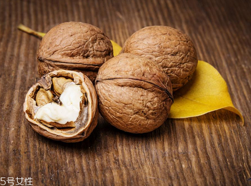 补硒吃生核桃还是熟(生吃核桃补肾吗)-硒宝网