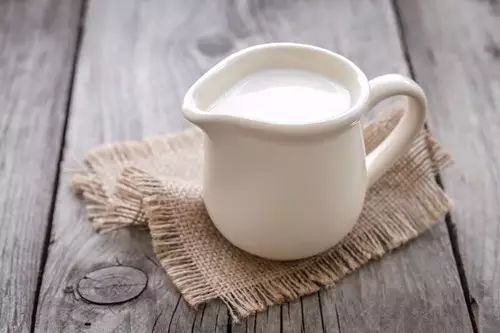 喝酸奶补钙还是喝纯奶补钙（补钙喝酸奶好吗）-硒宝网