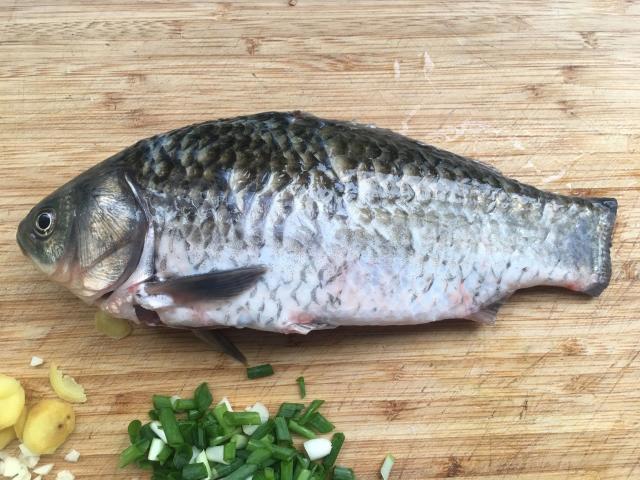 鲫鱼补钙吗（鲫鱼补钙汤的做法）-硒宝网