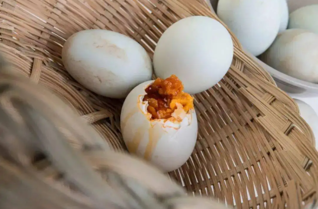 鸡蛋壳能补钙吗（吃鸡蛋壳补不补钙）-硒宝网