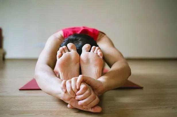 老年人腿抽筋吃什么钙片补钙最好(腿补钙抽筋老年吃钙片好吗)-硒宝网