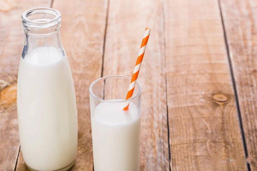 补钙喝酸奶好还是纯牛奶好(喝酸奶和纯牛奶哪个补钙)-硒宝网