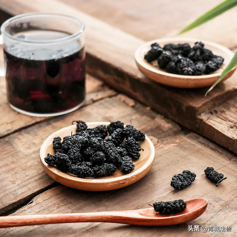 黑桑葚干泡水喝补硒吗（桑葚干补黑色素吗）-硒宝网
